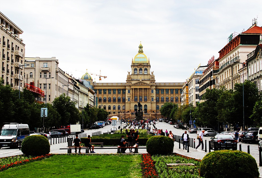 Wenceslas Square adalah kawasan paling 'happening' bagi warga tempatan dan pelancong yang mahu mencari hiburan dan barangan berjenama. - Pixabay