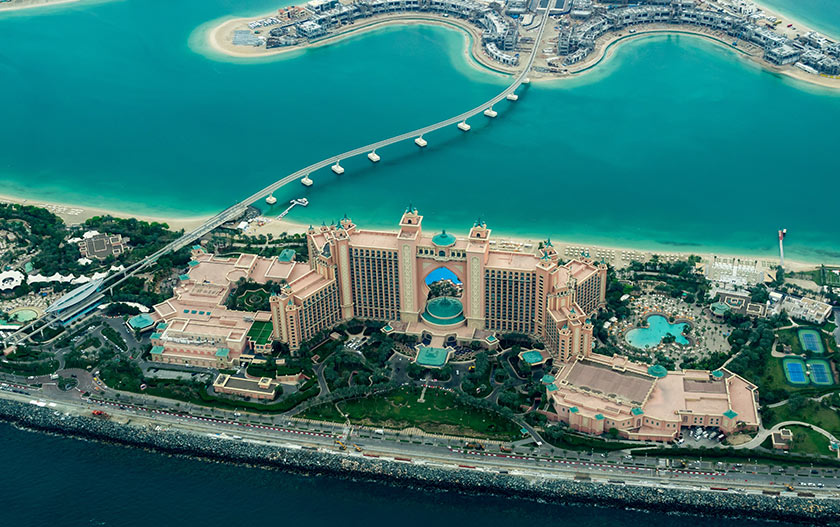 Pandangan udara Atlantis The Palm yang menyambut tetamunya dengan layanan eksklusif dan elemen hiburan santai untuk sekeluarga.