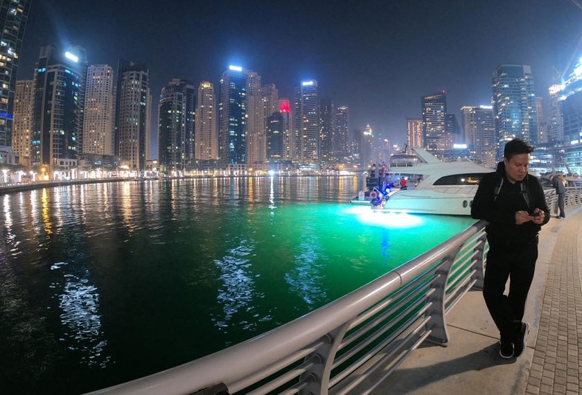 Pemandangan menarik di tebingan Dubai Marina pada waktu malam. - Astro AWANI
