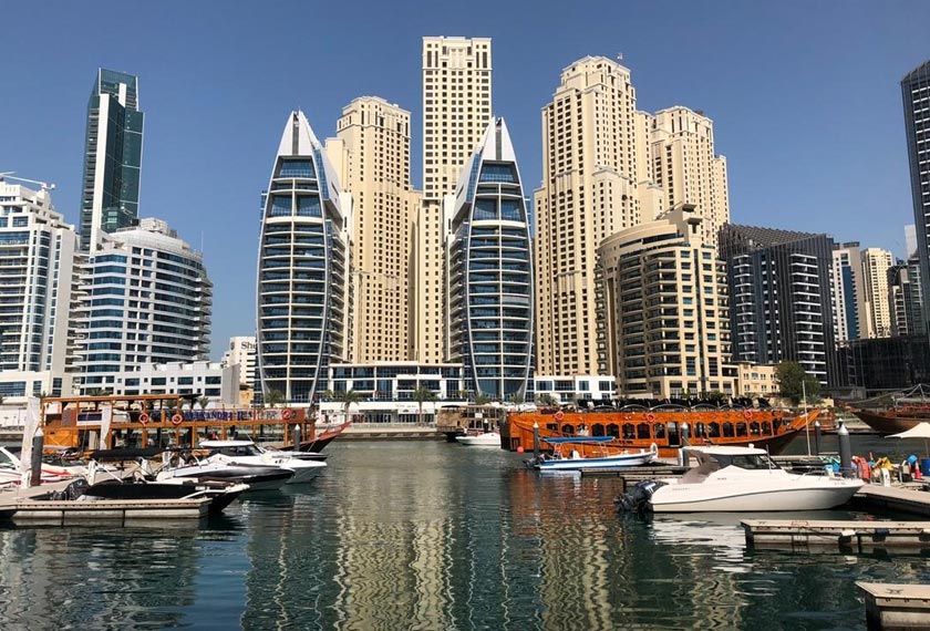 Deretan penginapan villa dan kondominium mewah di sepanjang bandar pinggiran air Dubai Marina. - Astro AWANI