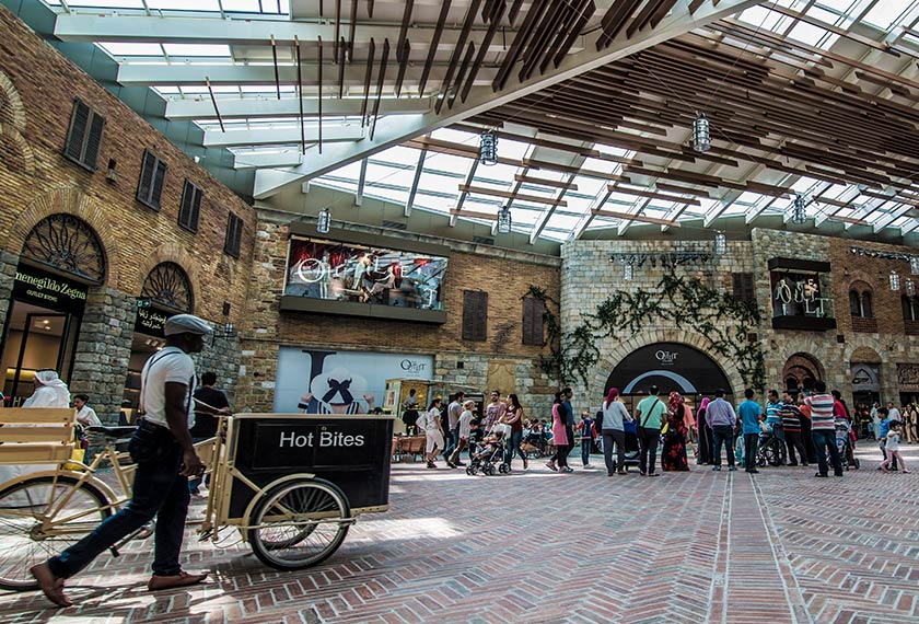 Masa untuk berbelanja! Dubai Outlet Village menanti kunjungan pelanggan dengan pelbagai tawaran menarik. - Flickr \ Abed El Hafiz El Masri