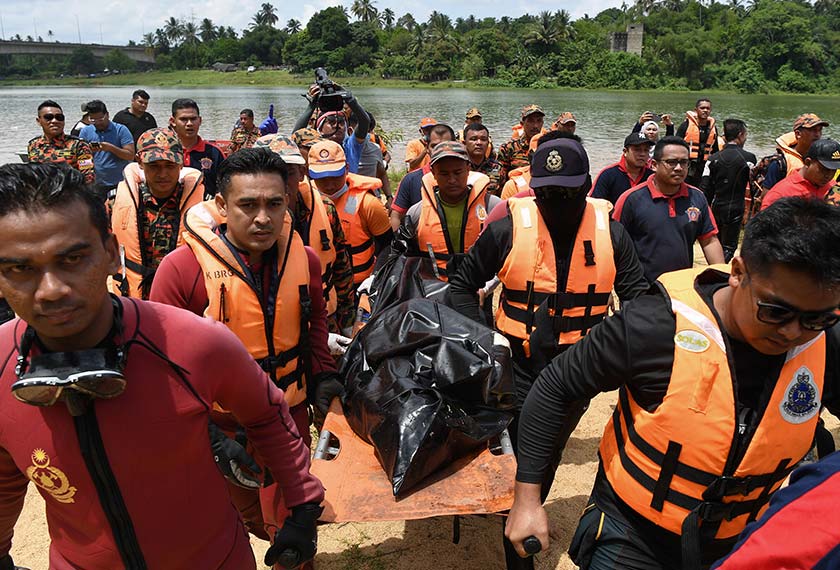 Pasukan bomba dan penyelamat berjaya menemui ketiga-tiga mayat mangsa lemas di Sungai Terengganu.