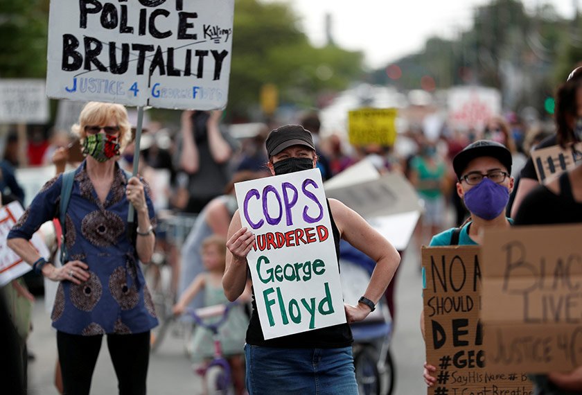Ribuan rakyat berdemo bagi membantah tindakan kejam polis.