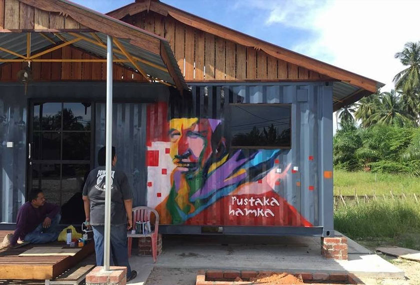 Budiman membina sebuah rumah kayu yang diberi nama Rumah Hamka di Sungai Besa