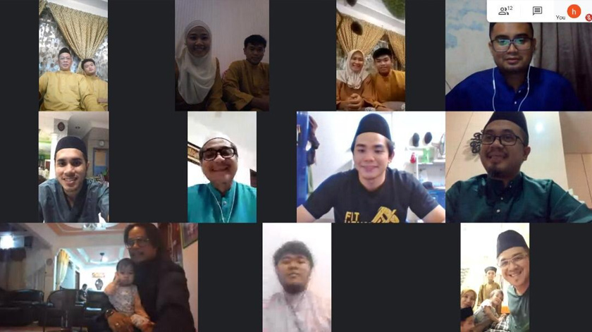 Saffuan (bawah, tengah) sedang bergambar bersama keluarga menerusi panggilan video pada hari raya pertama melalui tangkapan skrin. - Foto Ihsan Ahmad Saffuan
