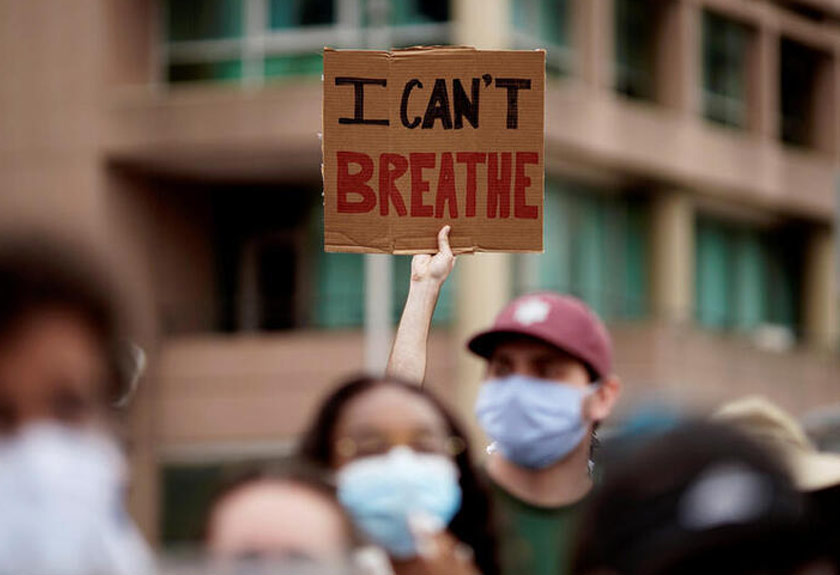 Ratusan penunjuk perasaan berkumpul di Lafayette Park di luar White House, sambil melaungkan slogan menyatakan ketidakpuasan hati mereka.