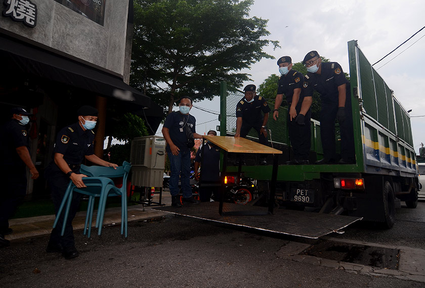 Penguatkuasa MBSP menyita semua meja dan kerusi sebuah restoran di Jalan Kampung Paya Raja Uda kerana meletakkan meja serta kerusi di luar premis tanpa kebenaran dalam satu operasi yang dijalankan oleh pihak berkuasa, 31 Mei, 2020. --fotoBERNAMA