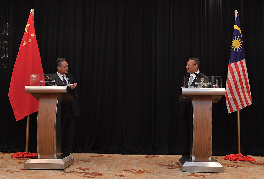  Foreign Minister Hishammuddin Hussein during a joint news conference with his Chinese counterpart Wang Yi in Kuala Lumpur – foto BERNAMA