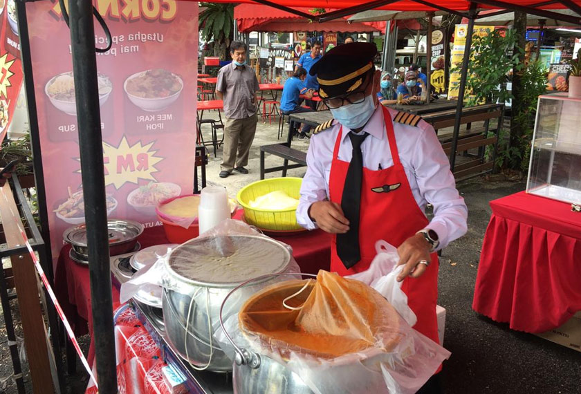 Bekas Juruterbang, Azrin Mohamad mengenakan pakaian juruterbang ketika berniaga. Gambar: Astro AWANI