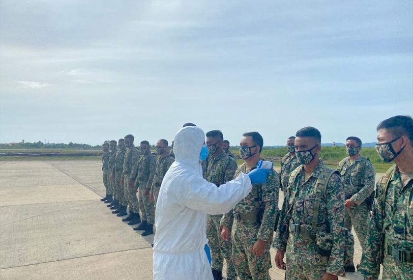 nggota yang terlibat diperiksa tahap kesihatan sebelum dibenarkan menaiki penerbangan di Pangkalan Udara Kuching. - Foto Facebook/TUDM