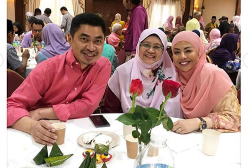 Allahyarham Bahazanariah (tengah) diapit oleh Saiful Nizam dan Nurulhidayah ketika menghadiri satu majlis keraian. - Gambar Instagram NURULHIDAYAH