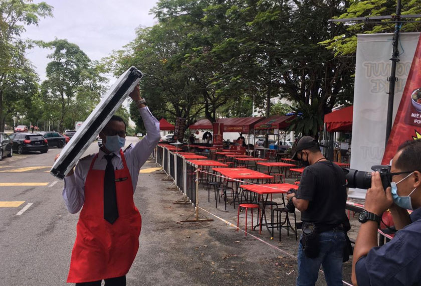 Bekas Juruterbang, Azrin Mohamad Zawawi mengangkat meja dan peralatan untuk berniaga setiap hari. Gambar: Astro AWANI