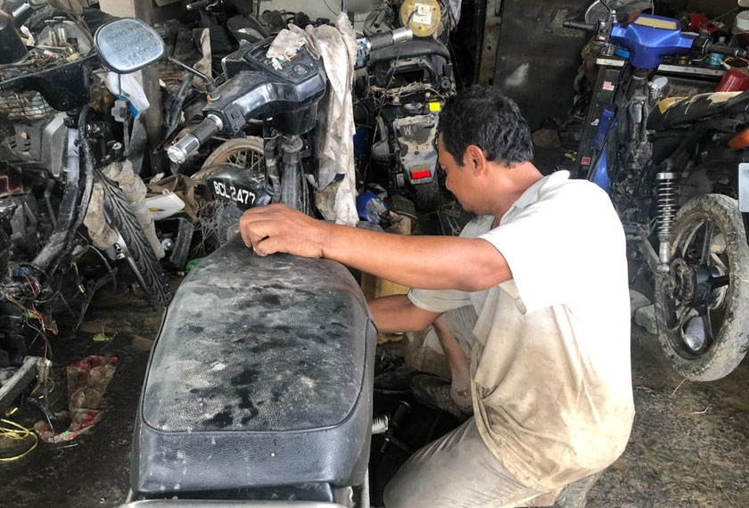 Misron terpaksa membaiki semua motosikalnya yang mengalami kerosakan tambahan akibat banjir. Gambar: Astro AWANI