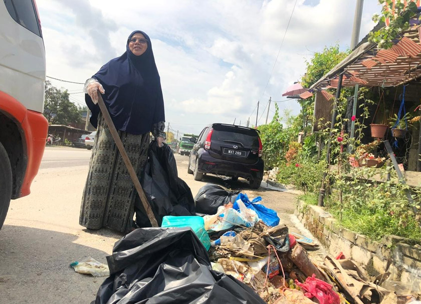 Rata-rata penduduk membersihkan kediaman mereka yang dilanda bah dipenuhi lumpur. Gambar: Astro AWANI