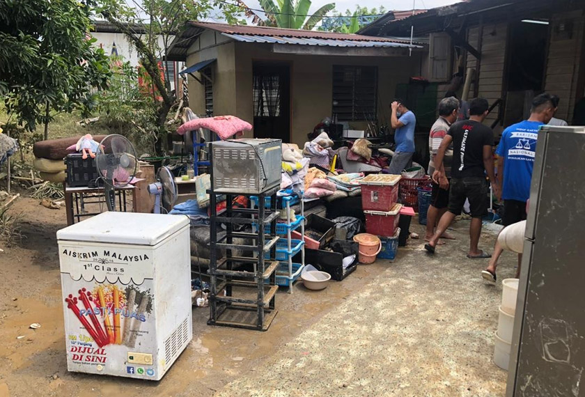Barangan kelengkapan rumah yang rosak akibat bah di Hulu Langat. Gambar: Astro AWANI