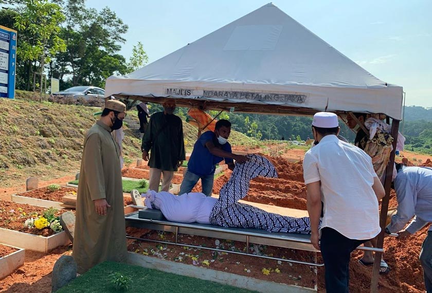 Jenazah Bahazanariah dikebumikan di Tanah Perkuburan Kota Damansara. - Gambar Instagram NURULHIDAYAH