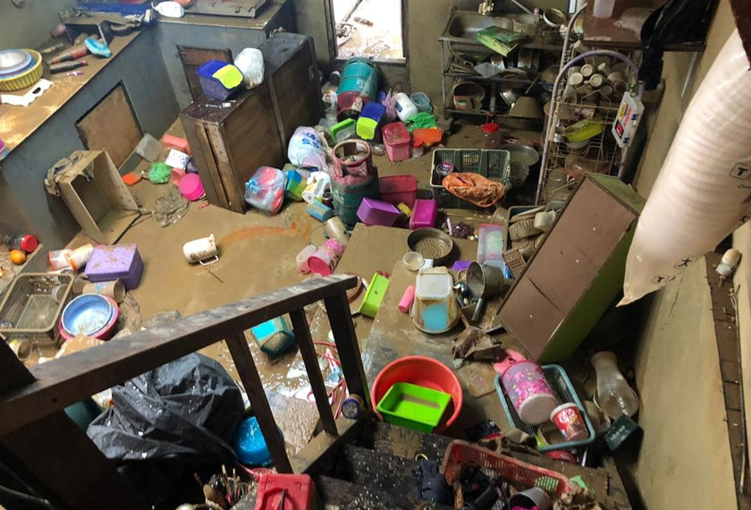 Keadaan di dalam salah sebuah rumah yang dilanda bah di Kampung Sungai Serai. Gambar: Astro AWANI