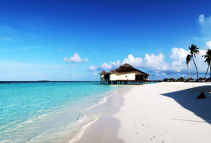 Pasir di kepulauan ini sangat halus dan putih, menjadikan suasananya begitu indah dan luar biasa.