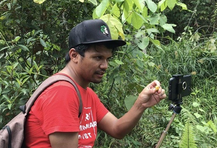 Shaq memperkenalkan spesies dan kegunaan tumbuhan herba yang dijumpai di hutan menerusi video yang dirakam dan dimuatnaik di YouTube - Foto: Tan Su Lin