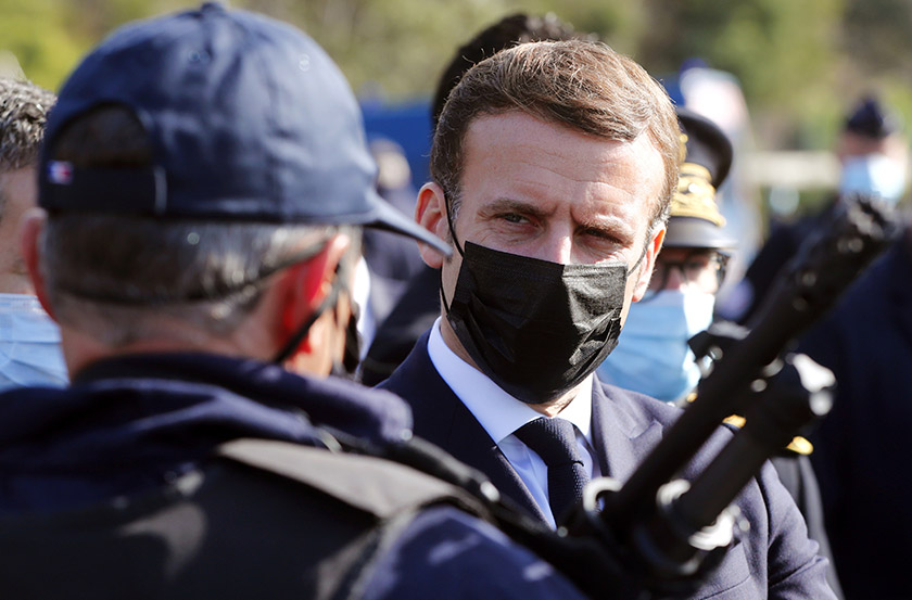 French President Emmanuel Macron speaks to police officers during a visit on the strengthening of border controls at the crossing between Spain and France, at Le Perthus, France November 5, 2020. - Guillaume Horcajuelo/Pool via REUTERS