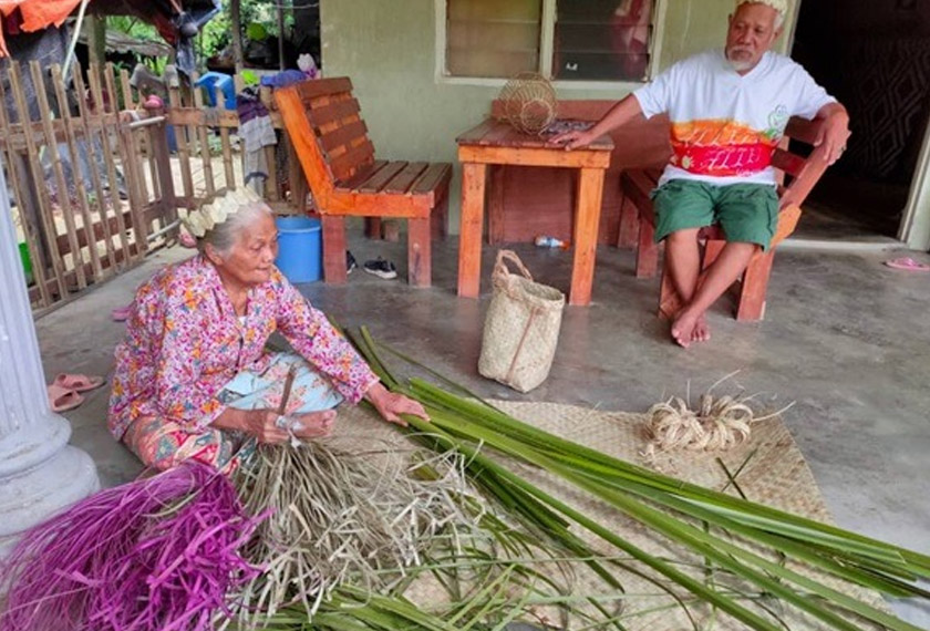 Masyarakat Orang Asli menggunakan pelbagai sumber alam semulajadi dalam kehidupan seharian termasuk penghasilan kraftangan - Foto: GEC