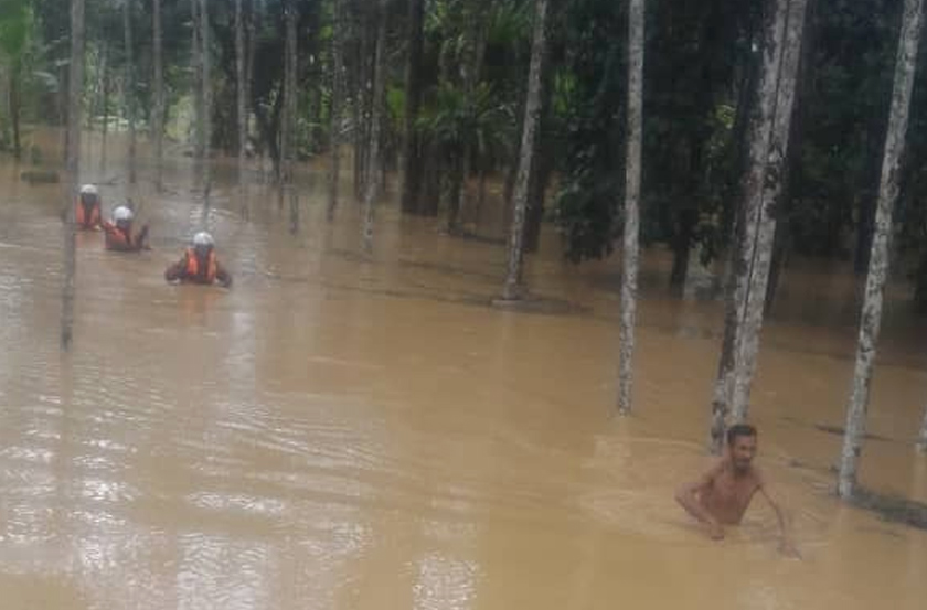 Salah sebuah kampung di Ijok, Batu Kurau yang dilanda banjir kilat pada Rabu. - JBPM Perak