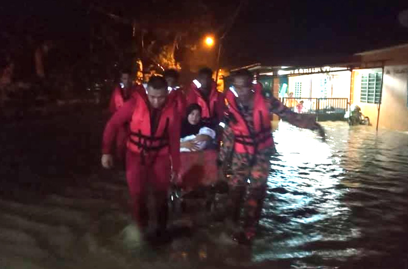 Anggota Balai Bomba dan Penyelamat Taiping menjalankan kerja-kerja menyelamat di Kampung Air Kuning. Foto JBPM Perak