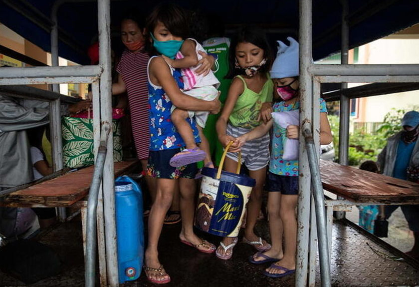 Children get off a government service vehicle upon arrival at an evacuation center ahead of Typhoon Vamco, in Sucat, Muntinlupa, Metro Manila, Philippines, November 11, 2020. - REUTERS/Eloisa Lopez
