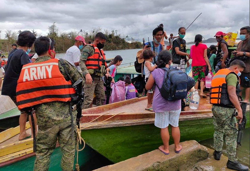 Philippine army officers assist residents during a pre-emptive evacuation order, ahead of the landfall of Typhoon Vamco in Buhi, Camarines Sur, Philippines, November 10, 2020 - REUTERS 