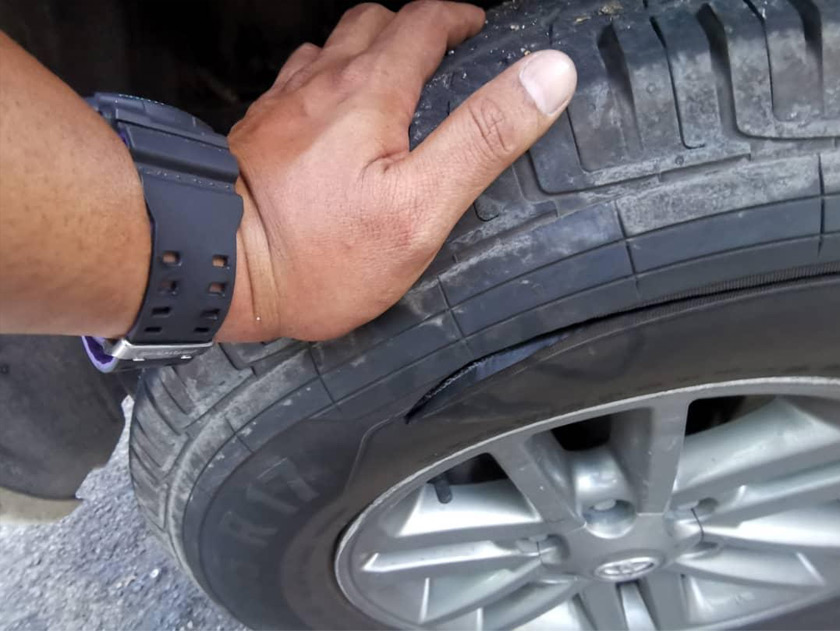 Tayar kenderaan yang ditikam seorang suspek.