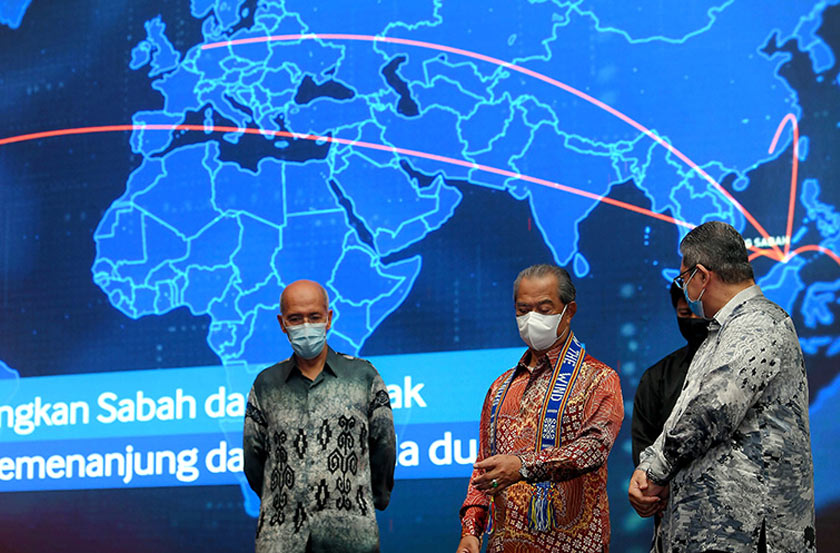 Prime Minister Tan Sri Muhyiddin Yassin launched Gerbang Sabah on September 17. Also present were Communications and Multimedia Minister Datuk Saifuddin Abdullah and Telekom Malaysia Chairman Tan Sri Mohd Bakke Salleh. – foto BERNAMA