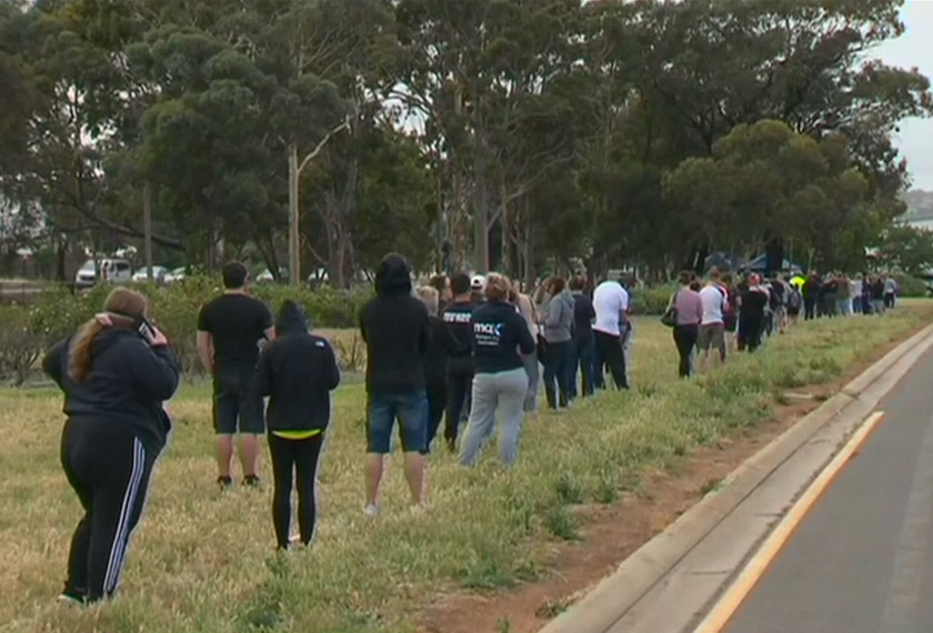 Orang ramai beratur di stesen ujian saringan sementara bagi menjalani ujan berkenaan - AP