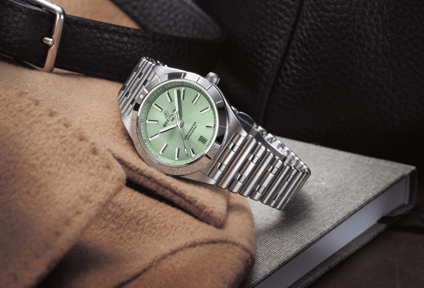 Chronomat Automatik 36 dikuasakan oleh kaliber Breitling 10 dengan daya kisar (reserve) kira-kira 42 jam selain turut hadir dalam varian pale green.