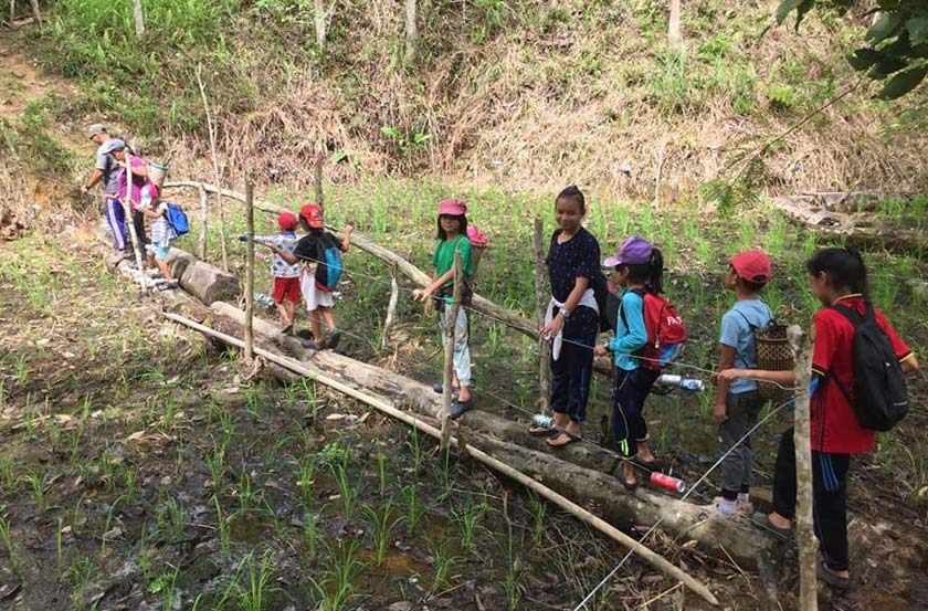 Antara laluan mencabar yang perlu diredah sebelum tiba di Bukit Resak. Facebook / Nanga Sumpa, Lubok Antu, Sarawak