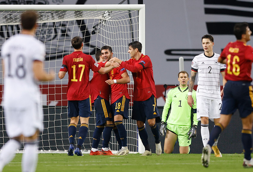 Ferran Torres meraikan kejayaan menjaringkan gol keempat bersama pasukannya. REUTERS