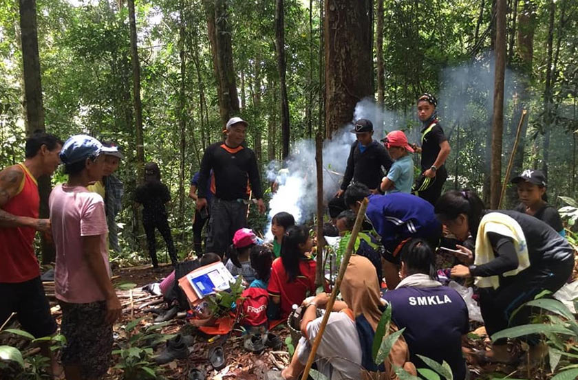 Momen yang dikongsi di saat proses Home Based Learning berlangsung di tengah-tengah belantara. Facebook / Nanga Sumpa, Lubok Antu, Sarawak