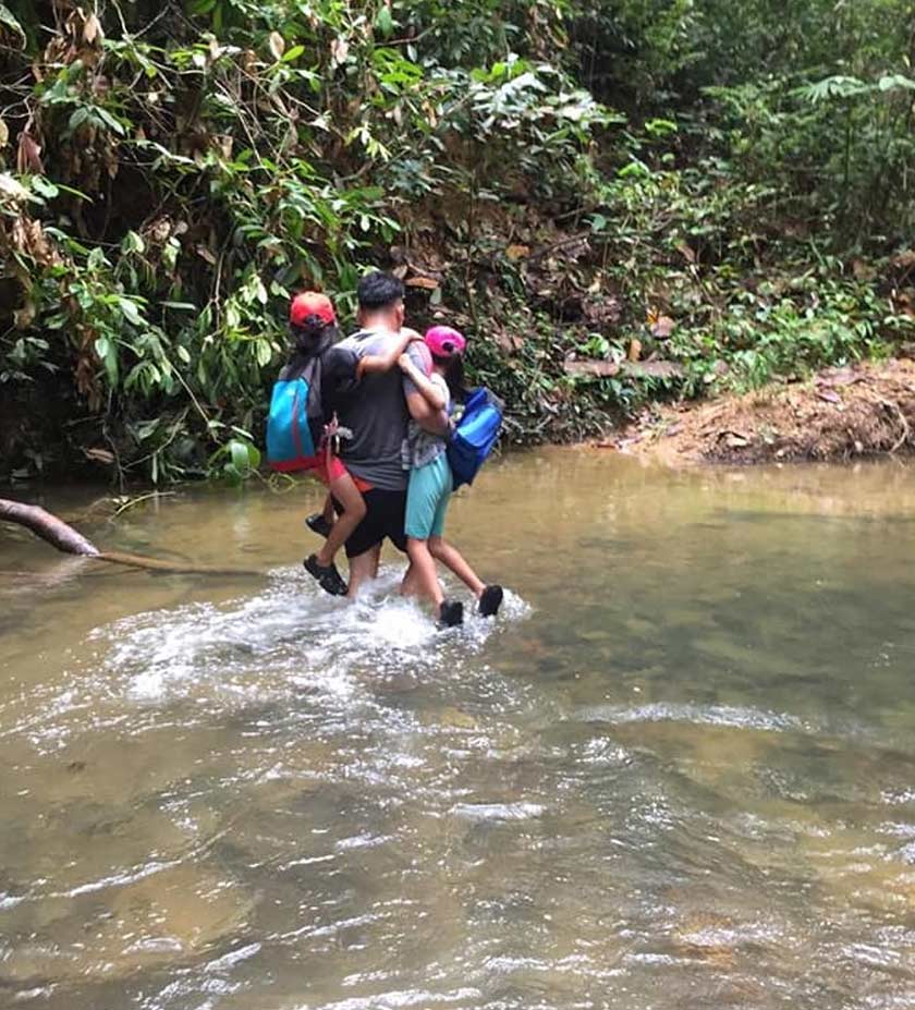 Demi anak-anak. ibu bapa turut serta dalam 'pengembaraan' mendapatkan akses internet. Facebook / Nanga Sumpa, Lubok Antu, Sarawak
