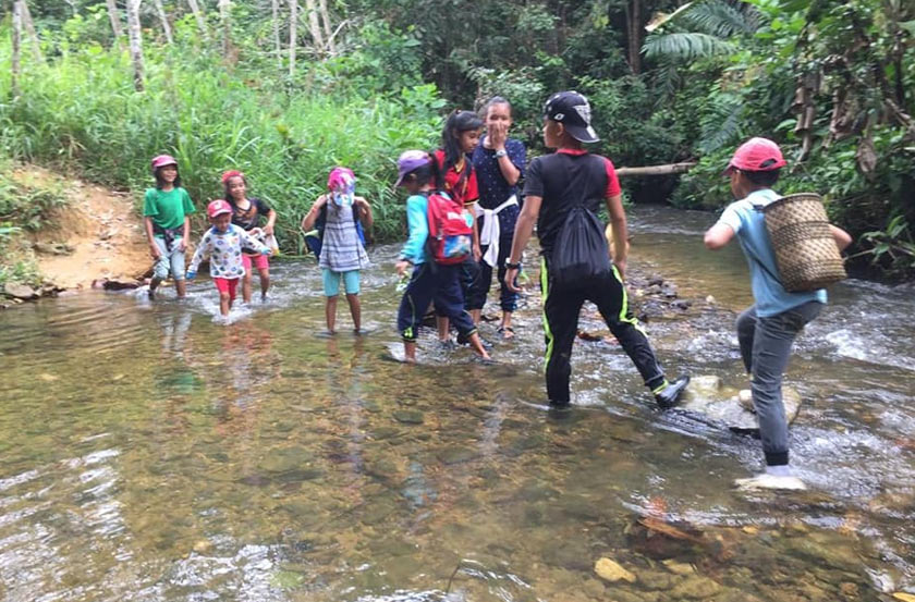 Antara laluan yang perlu diredah sebelum sampai ke Bukit Resak. Fcaebook / Nanga Sumpa, Lubok Antu, Sarawak