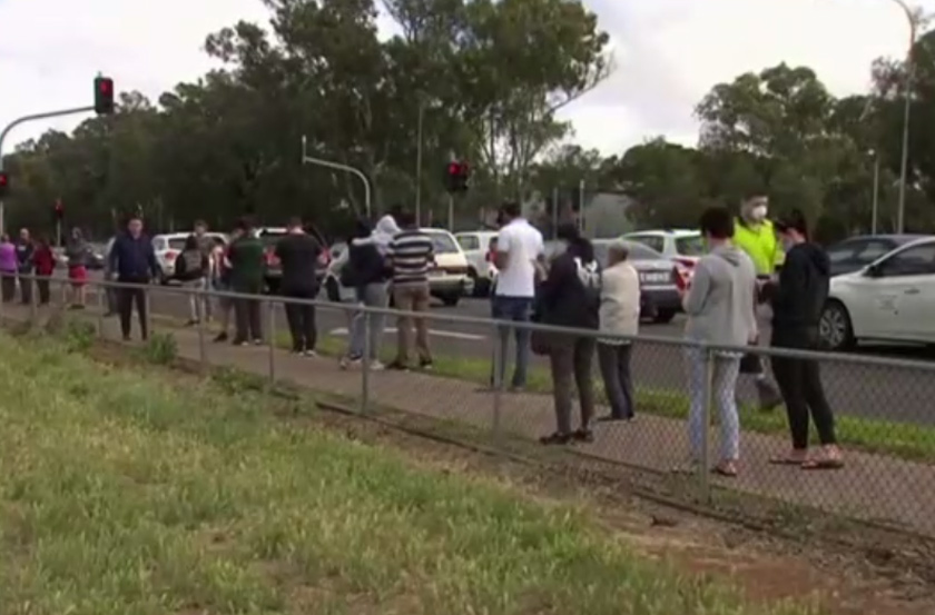 Orang ramai beratur di stesen ujian saringan sementara bagi menjalani ujan berkenaan - REUTERS