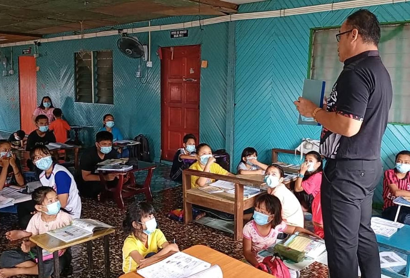 Usaha ini bagi memastikan pelajar yang menetap di kawasan pedalaman tidak ketinggalan dalam pelajaran. FOTO: Astro AWANI