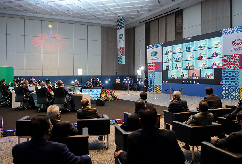 Trump (bawah, dua. kanan di skrin) dilihat satu-satunya pemimpin APEC yang tidak menggunakan latar Bangunan Perdana Putra. - Foto Astro AWANI / SHAHIR OMAR