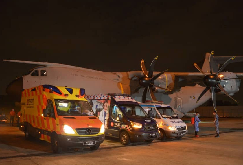 Tiga ambulans bersedia di Pangkalan Udara Subang, Selangor untuk membawa tiga bayi 'istimewa' ke IJN dan Hospital Hospital Gleneagles.
