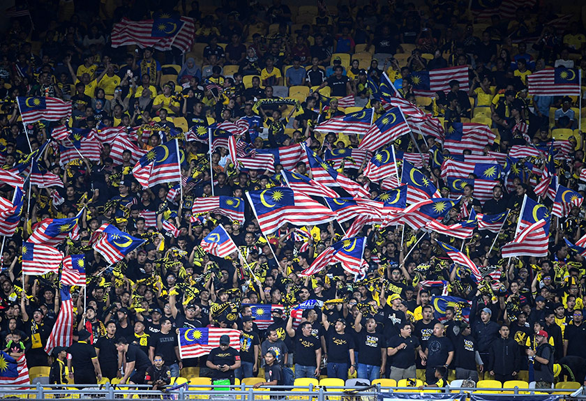 Bola sepak merupakan sukan paling popular di Malaysia, pasti ramai rindukan suasana seperti ini.