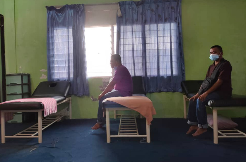 Hazemee mengakui dia runsing kerana perlu mencari pendapatan bagi menyara isteri serta tiga anak berusia antara sembilan hingga 19 tahun yang masih belajar. - Foto Astro AWANI