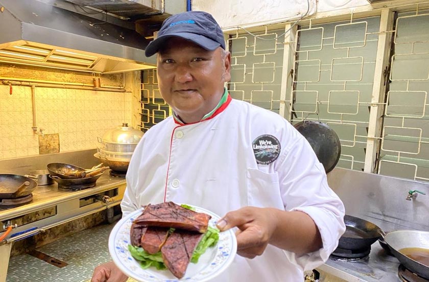 Menu terung lada hitam cukup popular dalam kalangan masyarakat Portugis, yang ia nampak seperti dibakar, namun melalui ia digoreng dengan menggunakan api kuat