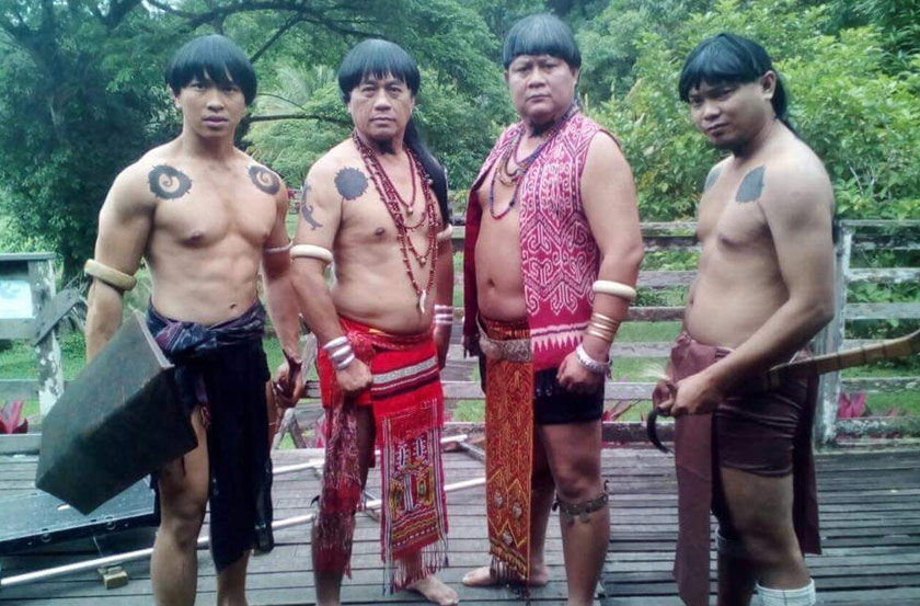 Bruce (tiga dari kiri) ketika menjalani penggambaran filem Perangsang Rentap