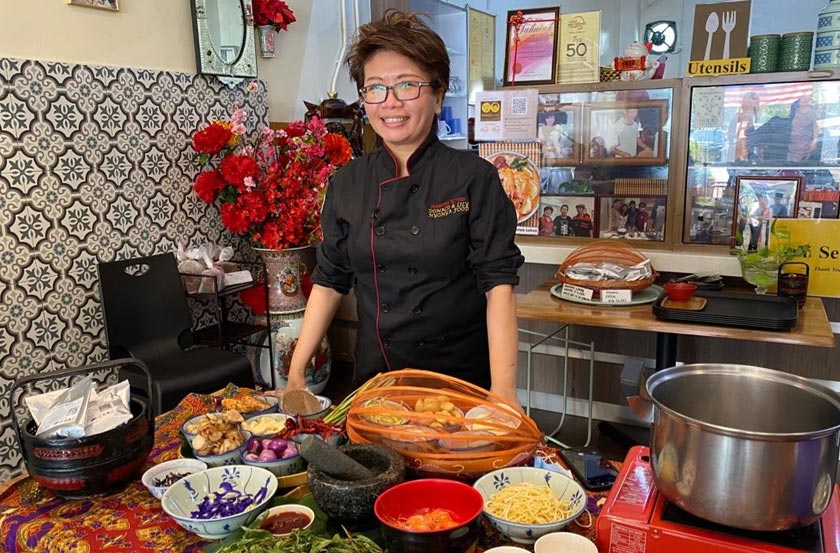 Pengusaha Restoran Donald & Lily, Jennifer Tan menunjukkan cara masakan Peranakan di restorannya