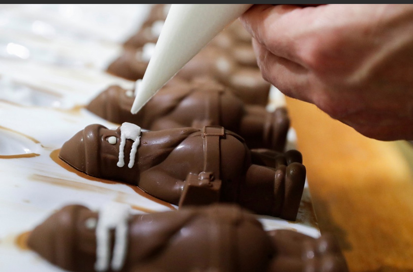 Hungarian confectioner Laszlo Rimoczi works on a chocolate Santa at his workshop in Lajosmizse, Hungary. REUTERSpic