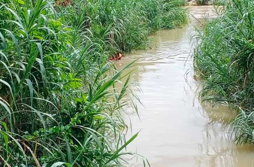 Kampung Chepor Dalam dilanda banjir kilat pagi semalam ekoran hujan lebat pada malam sebelumnya. - Foto JBPM Perak