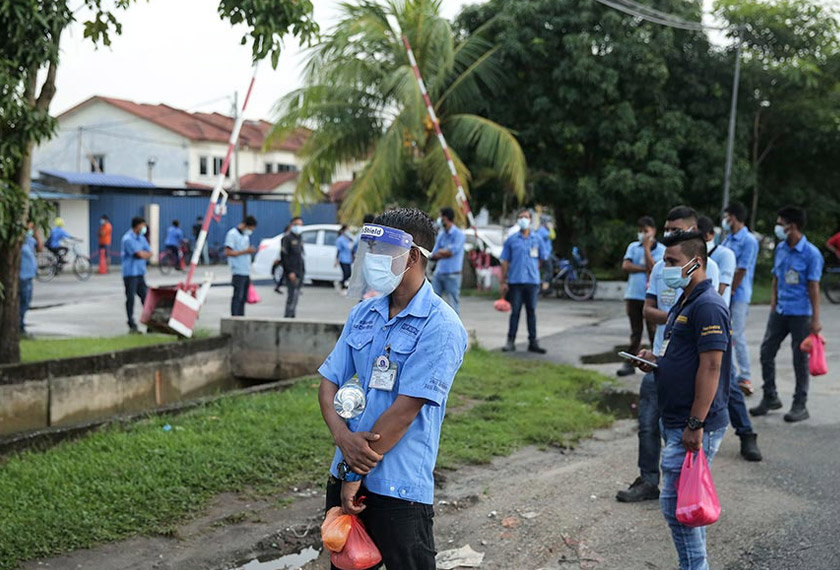 The situation at the male dormitories after the government announced the implementation of the at Enhanced Movement Control Order (EMCO) the Top Glove company dormitories, in Klang, Selangor from Nov 17 to Nov 30. – Astro AWANI / Shahir Omar 